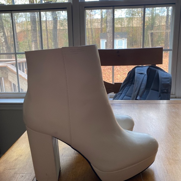 Gorgeous Bamboo White Booties in EU size 40, 8 1/2 in US sizes. - Picture 5 of 5